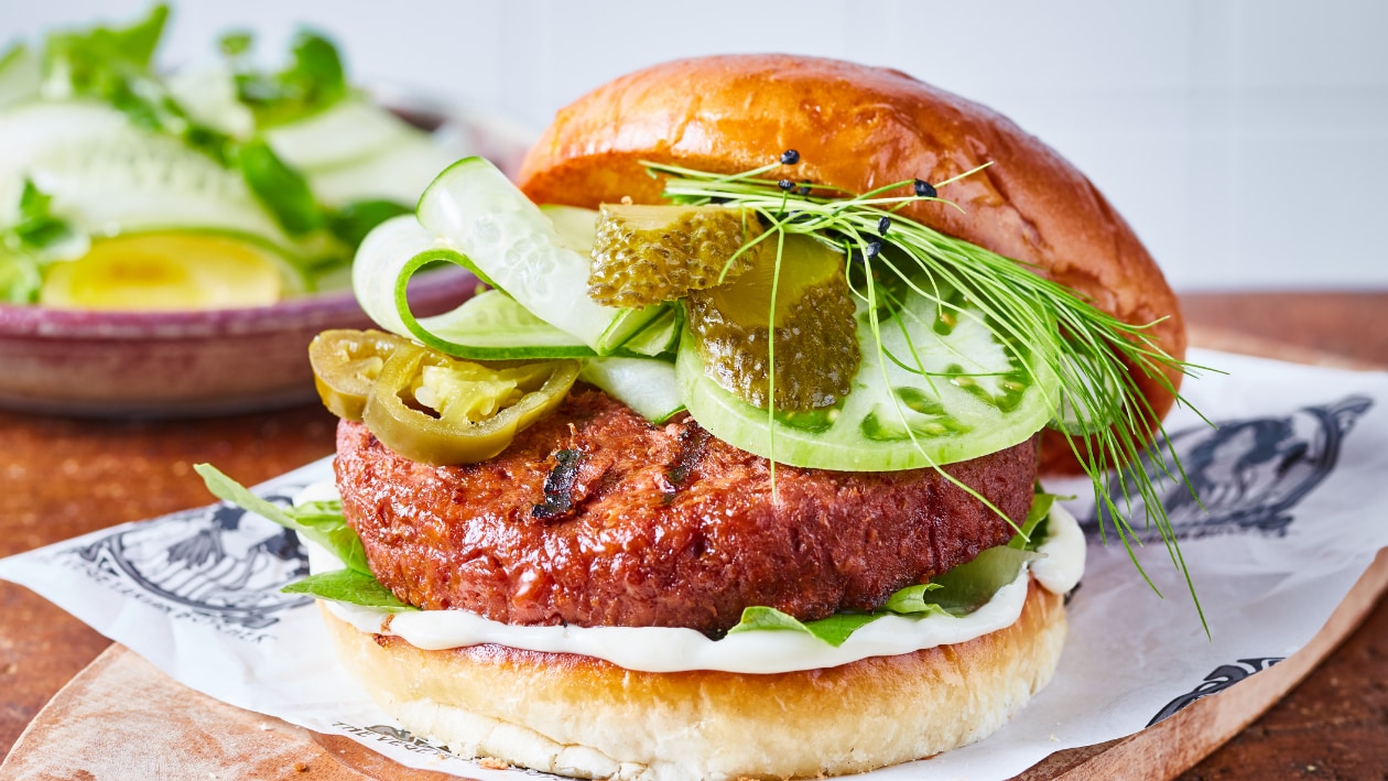Wegański burger z zielonymi dodatkami Wegański burger z zielonymi dodatkami